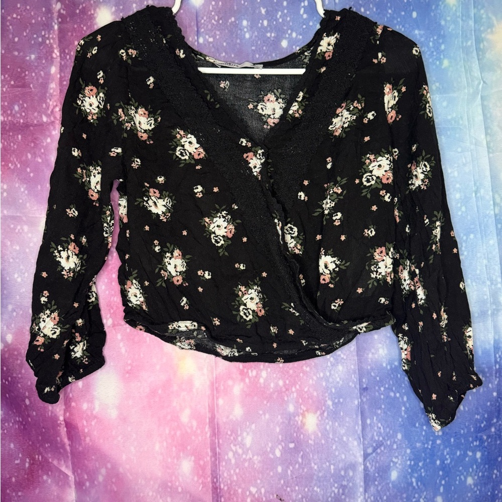 Hollister cropped shirt 🛍